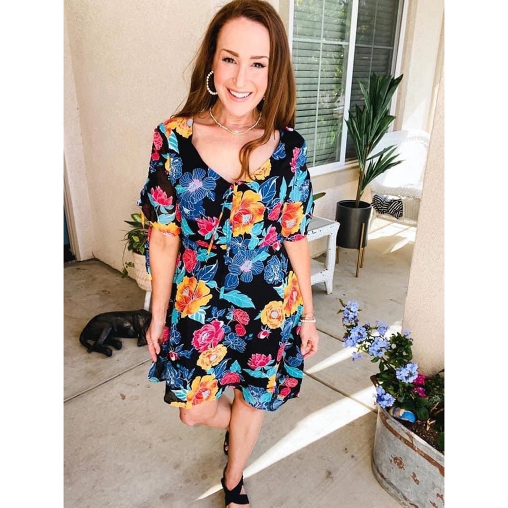 Slate & Willow Short Sleeve Asymmetric Hem Black Floral Dress - Picture 1 of 9
